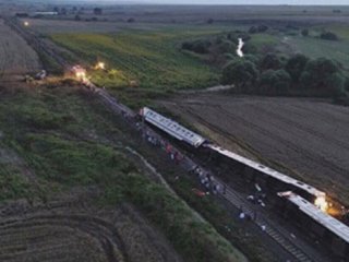 Makinistler: Toprak rayların altından kaydı