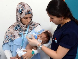 Suriyeli hasta bebeğe Türk hemşire ve doktorlar sahip çıktı