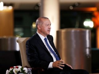 Erdoğan'a diktatör diyen sunucuya özür dilettiler