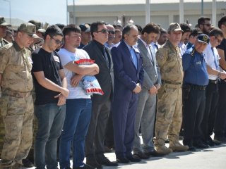 Hakkari'de şehit anne ile bebeği için tören