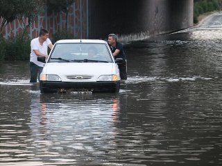 Adana'da sulama kanalı taştı