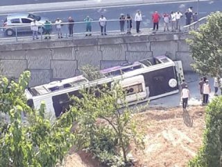 İstanbul'da halk otobüsü devrildi!