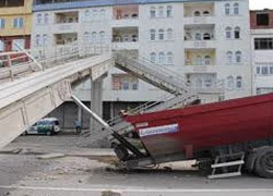 Kamyon üstgeçide takıldı