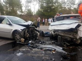 Otomobiller çarpıştı: 3’ü ağır 7 yaralı
