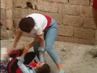 Liseli kızlar sokak ortasında yaka paça kavga etti