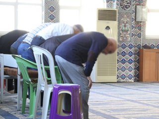 Hayrettin Karaman'dan sandalyede namaz yazısı