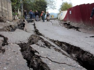 Yol çöktü! Mahalle ulaşıma kapandı