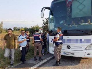 Yolcu otobüsünde 17 düzensiz göçmen yakalandı