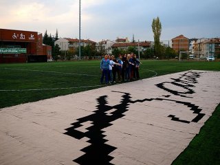 Kadınlar 100 metrekare Atatürk imzası ördü