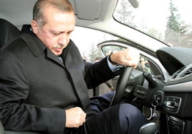 Erdoğan elektrikli otonun keyfini sürdü