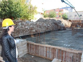 Siirt'te Esma Çakar inşaatlara beton döküyor