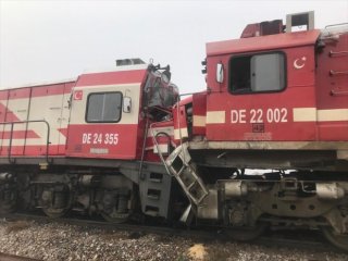 Sivas'ta yolcu treni ile yük treni çarpıştı!