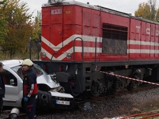 Feci kaza! Tren otomobili biçti