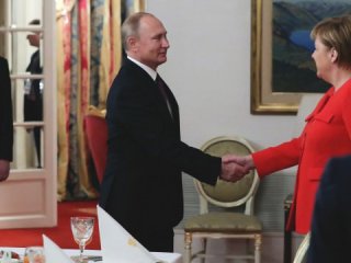 Merkel Putin'i ikna etti