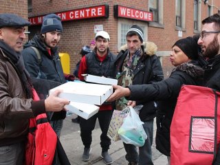 Kanada'da Türk pizzacıdan evsizlere yardım