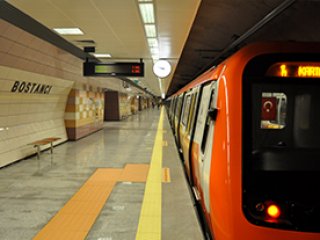 Metroya yılbaşı düzenlemesi