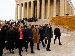 AK Parti adayı Amber Türkmen'den Anıtkabir'e ziyaret