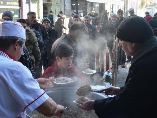 Tarihi camide "pilav ikramı" geleneği