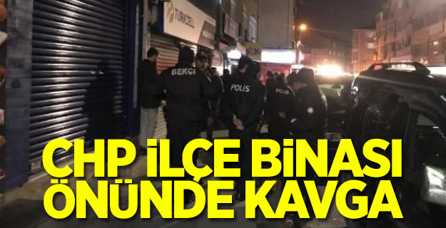 CHP ilçe binası önünde kavga: Yaralılar var