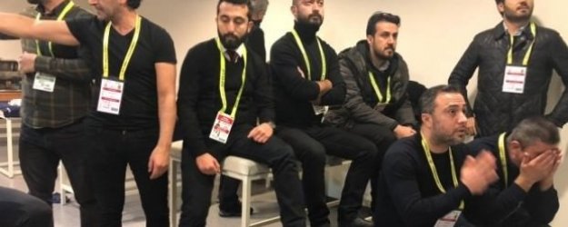 Fenerbahçe maçını soyunma odasında izlediler!