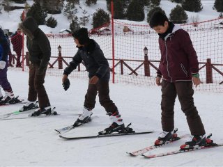 Afgan çocuklar kayakla tanıştı