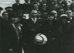 Atatürk'ün sesinden "Asırlarca" şiiri