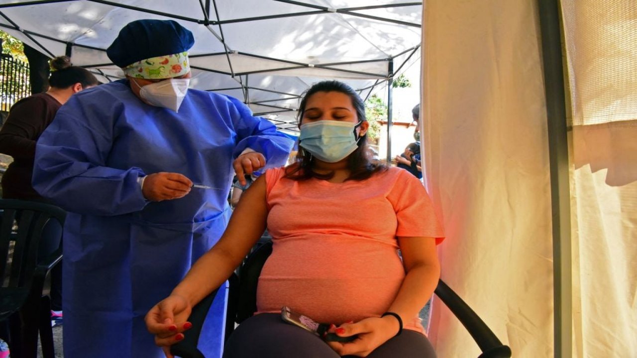 Pfizer'in Abrysvo'su yenidoğanları koruyan ilk anne RSV aşısı oldu