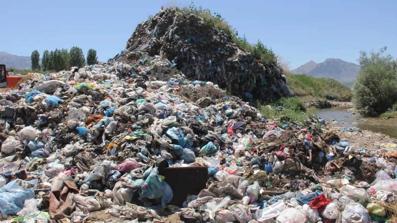 Dere Kenarına Çöp Döken Rize Pazar Belediyesi'ne Ceza