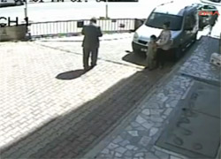 Çocukların Hediyesini Böyle Çaldı  