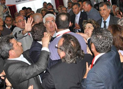 CHP kongresinde yumruklar konuştu