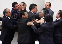 Yine Meclis yine kavga!