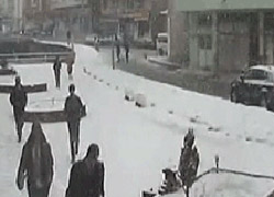 Öğrenciler geçerken köprü çöktü!