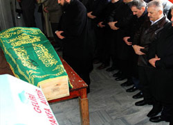 Tabutun yanındaki para kasası...