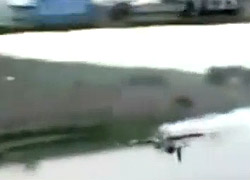 Uçak Köprünün Altından Ters Geçti