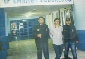 Bombacı babasının seccadesini çiğnemiş