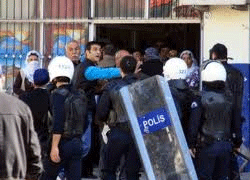İzinsiz gösteride bir polis yaralandı