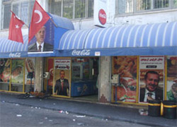 İsrail'e rağmen Türk bayraklarını indirmiyor