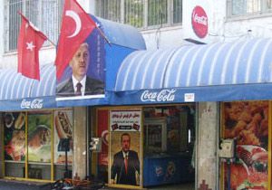 Baskılara rağmen bayrağı indirmiyor!