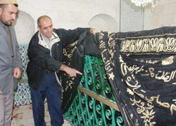 Kâbe'nin örtüsünü çaldılar!