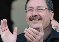 Melih Gökçek, şampiyon güreşçileri kabul etti