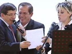 Davutoğlu konuk bakanla İspanyolca şarkı söyledi