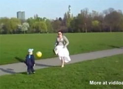 Annesi topa öyle kötü vurdu ki...