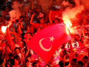 Türk bayrağı açıldı, ortalık karıştı!