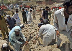 Pakistan'da intihar komandosu saldırısı: 13 ölü