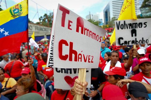 Venezuela Chavez için meydanlara indi