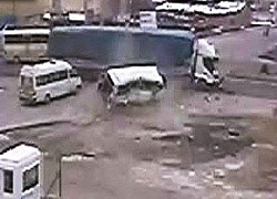 TIR, öğrenci servisini biçti