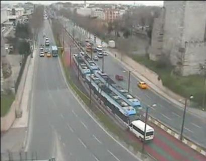 TRANVAYI SOLLARKEN TRANVAYA ÇARPTI