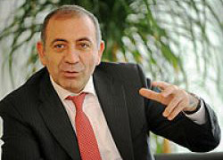 GÜRSEL TEKİN'İ ZORDA BIRAKAN GENÇ