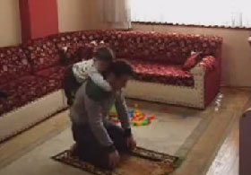 BABANIN SEVİMLİ OĞLUYLA NAMAZ İMTİHANI