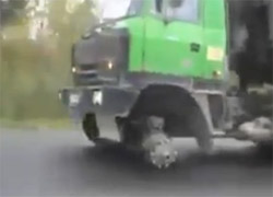 KAMYON TEKERLEKSİZ GİDİYOR!